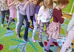 Na tym zdjęciu widać dzieci ustawioen w "pociąg" podczas zabawy ruchowej.