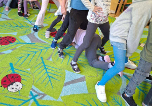 Na tym zdjęciu widać dzieci ustawioen w "pociąg" podczas zabawy ruchowej.