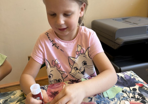 Zdjęcie przedstawia Alę R. z grupy IV wykonującą ćmę z rolki po papierze.