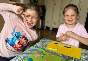 Na tym zdjęciu widać basię i Alę R. z grupy IV wykonujące pracę pt. "Moje wymarzone zwierzątko".