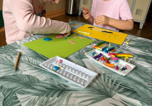 Na tym zdjęciu widać Basię i Alę R. z grupy IV wykonujące pracę pt. "Moje wymarzone zwierzątko".