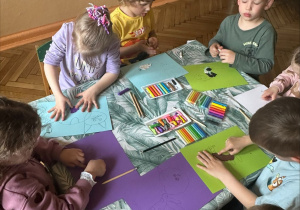 Na tym zdjęciu widać kilkoro dzieci z grupy III wykonujących pracę pt. "Moje wymarzone zwierzątko".