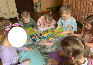 Na tym zdjęciu widać kilkoro dzieci z grupy III wykonujących pracę pt. "Moje wymarzone zwierzątko".