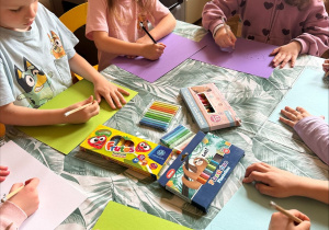 Na tym zdjęciu widać kilkoro dzieci z grupy III wykonujących pracę pt. "Moje wymarzone zwierzątko".