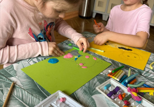 Na tym zdjęciu widać Basię i Alę R. z grupy IV wykonujące pracę pt. "Moje wymarzone zwierzątko".