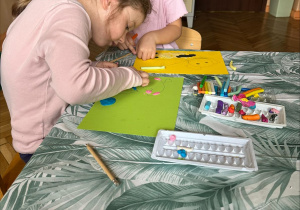 Na tym zdjęciu widać Basię i Alę R. z grupy IV wykonujące pracę pt. "Moje wymarzone zwierzątko".