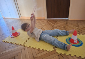 Zdjęcie przedstawia Mieszka z grupy IV przekładająceo krążki z pachołka na pachołek w lężeniu tyłem.