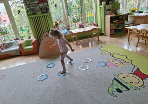 Zdjęcie przedstawia Jagodę l. z grupy II pokonującą tor przeszkód.