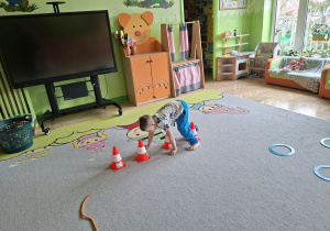 Na tym zdjęciu widać Maksa Z. z grupy II pokonującego tor przeszkód.