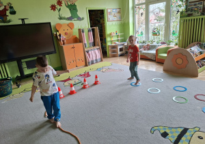 Na tym zdjęciu widać Maksa Z. oraz Kubę S. z grupy II pokonujących tor przeszkód.