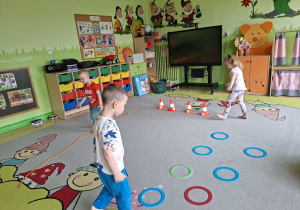 Na tym zdjęciu widać Maksa Z., Jagodę L. oraz Kubę S. z grupy II pokonujących tor przeszkód.