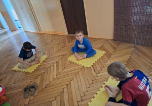 Na tym zdjęciu widać Marcela, Tymona oraz Wojtka z grupy III wykonujących ćwiczenie przeciw koślawości kolan.