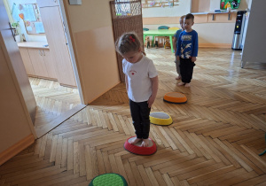 Na tym zdjęciu widać Jagodę L. z grupy II podczas przejścia po kamieniach rzecznych o różnej fakturze.