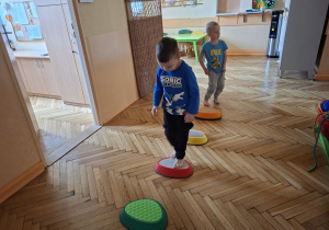 Na tym zdjęciu widać Maksa Z. z grupy II podczas przejścia po kamieniach rzecznych o różnej fakturze.