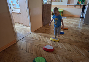 Na tym zdjęciu widać Kubę S. z grupy II podczas przejścia po kamieniach rzecznych o różnej fakturze.