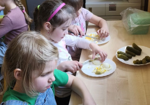 Zdjęcie przedstawia Wandę, Marcelinę Ł. i Alę W. z grupy IV, które kroją jajka na drobne kawałki.