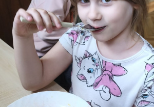 Zdjęcie przedstawia Alę W. z grupy IV podczas degustacji sałatki z kapustą pekińską.