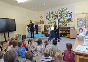 Zdjęcie przedstawia prowadzacego oraz wokalistkę wyśpiewującą różne imiona, zapraszając tym samym kolejne dzieci do zabawy w kole.