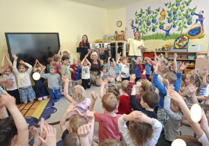 Zdjęcie przedstawia prowadzacego oraz wokalistkę wyśpiewującą różne imiona, zapraszając tym samym kolejne dzieci do zabawy w kole.