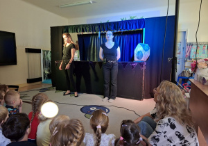 Zdjęcie przedstawia aktorki teatru "Pacuś".
