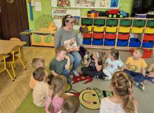 Głośne czytanie przez mamę Adasia K.