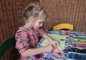 Zdjęcie przedstawia jedną z uczestniczek projektu podczas wykonywania pracy "Pies i kot".