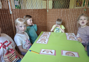 Zdjęcie przedstawia dzieci z grupy IV biorące udział w grze "Nasze emocje".