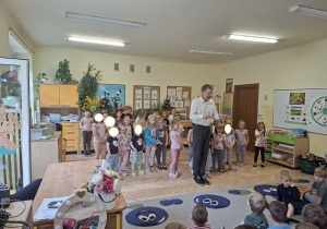 N atym zdjęciu widać prowadzącego raz dziewczynki przygotowujące się do tańca.