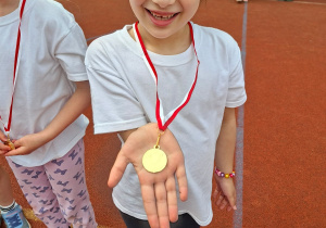 Zdjęcie przedstawia Kalinę, która prezentuje medal.
