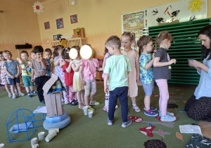 Na tym zdjęciu widać dzieci stojące w pociągu, oczekujące na naklejkę, którą przygotowała mama Mikołaja.