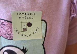 Zdjęcie przedstawia naklejkę przygotowaną przez mamę Mikołaja, którą otrzymały dzieci.