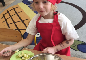 Zdjęcie przedstawia Oliwię z grupy III degustującą swoją sałatkę.