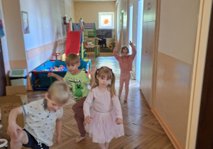 Na tym zdjęciu widać dzieci z grupy I uczestniczące w zabawach ogólnorozwojowych.