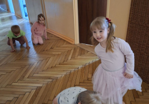 Na tym zdjęciu widać dzieci z grupy I uczestniczące w zabawach ogólnorozwojowych.