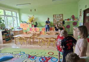 Na tym zdjęciu widać dzieci oraz rodziców przybyłych na zajęcie otwarte.