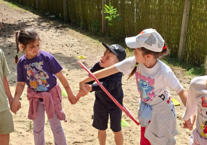 Zdjęcie przedstawia Olę L., Filipa, Marcelinę ł. podczas wspólnych zabaw w kole.