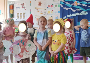 Zdjęcie przedstawia Apolonię z grupy I z dwiema koleżankami w roli rybek.