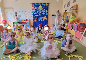 Zdjęcie przedstawia dzieci z grupy I podczas wakacyjnego tańca.