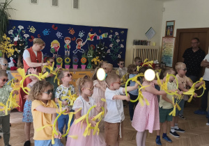 Zdjęcie przedstawia dzieci z grupy III wykonujące wakacyjny taniec.