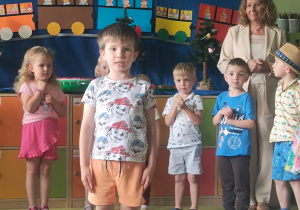 Zdjęcie przedstawia dzieci z grupy II podczas występu.