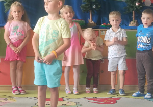 Na tym zdjęciu widać Kubę z grupy II recytującego wierszyk oraz pozostałe dzieci z grupy.