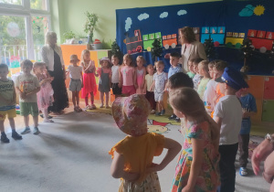 Zdjęcie przedstawia dzieci z grupy II śpiewające piosenkę o tematyce wakacyjnej..