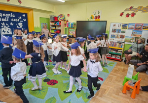 Na tym zdjęciu widać dzieci z grupy IV wykonujące poloneza.