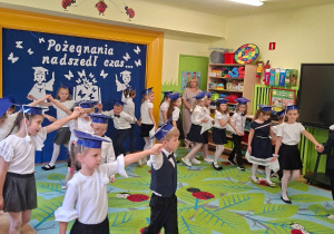 Na tym zdjęciu widać dzieci z grupy IV wykonujące poloneza.
