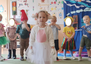 Na tym zdjęciu widać Lenę T. recytującą wierszyk.