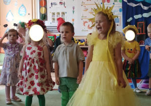 Na tym zdjęciu widać Rozalkę, Adama i Kamilkę recytujących wierszyk.