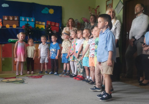 Na tym zdjęciu widać część dzieci stojących w półkolu podczas występu.
