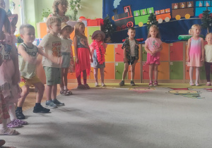 Na tym zdjęciu widać część dzieci stojących w półkolu podczas występu.