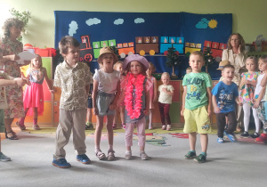 Zdjęcie przedstawia Adama, Hanię S., Marcelinkę oraz Gniewka recytujących wierszyk.