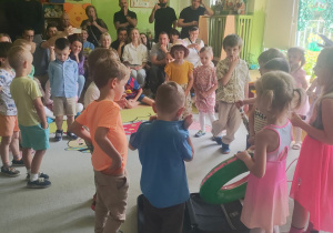 Zdjęcie przedstawia dzieci podczas występu oraz rodziców przybyłych na uroczystość.